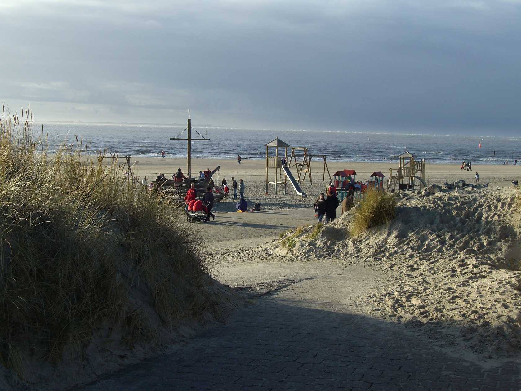 Spielplatz mit Trampolin am Weststrand